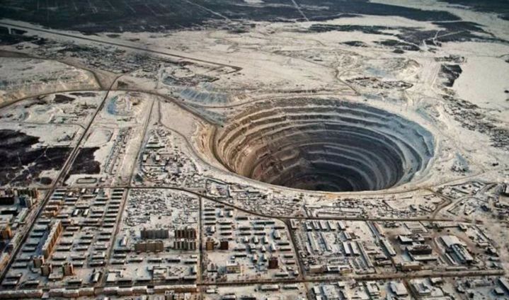 Крупнейший карьер на планете: а не превратить ли его в подземный город под куполом?